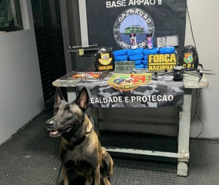 Policiais militares do Amazonas realizam apreensão de drogas escondidas em equipamentos durante operação na Base Arpão.