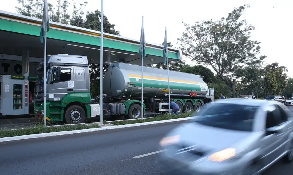 abastecimento de combustível em posto no brasil