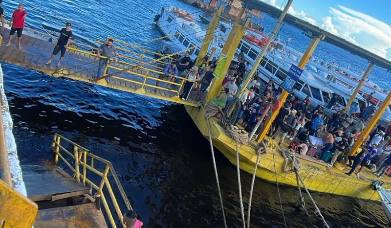 passageiros na balsa amarela durante o desabamento da estrutura de acesso