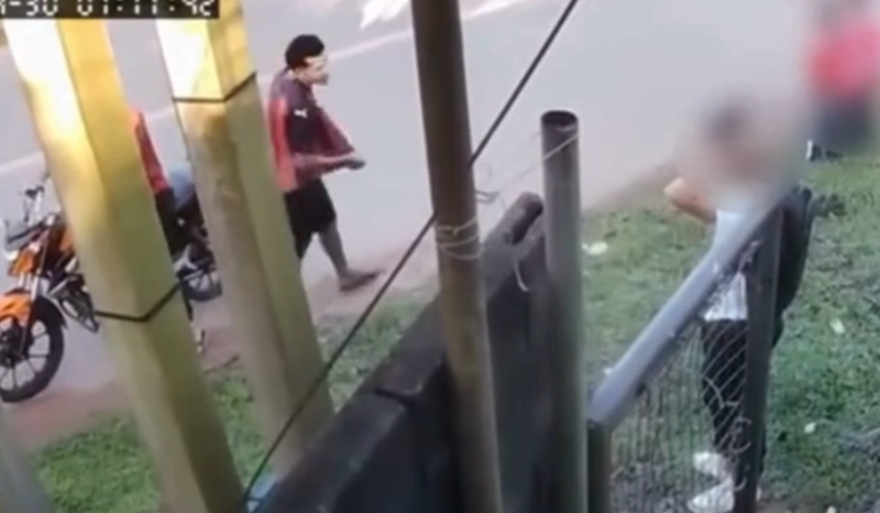 câmeras de segurança registram assalto em parada de ônibus na zona oeste de manaus
