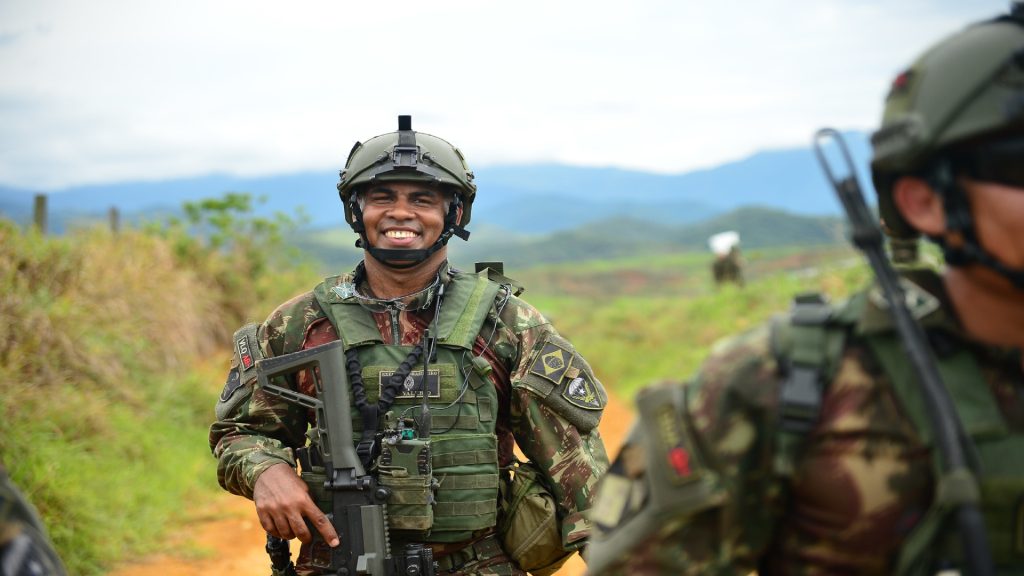 Fachada da Escola de Sargentos das Armas e candidatos em processo de selecao para o Exercito Brasileiro