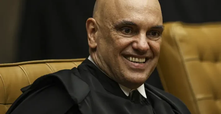 Fachada do predio do supremo tribunal federal com a estatua da justica em brasilia