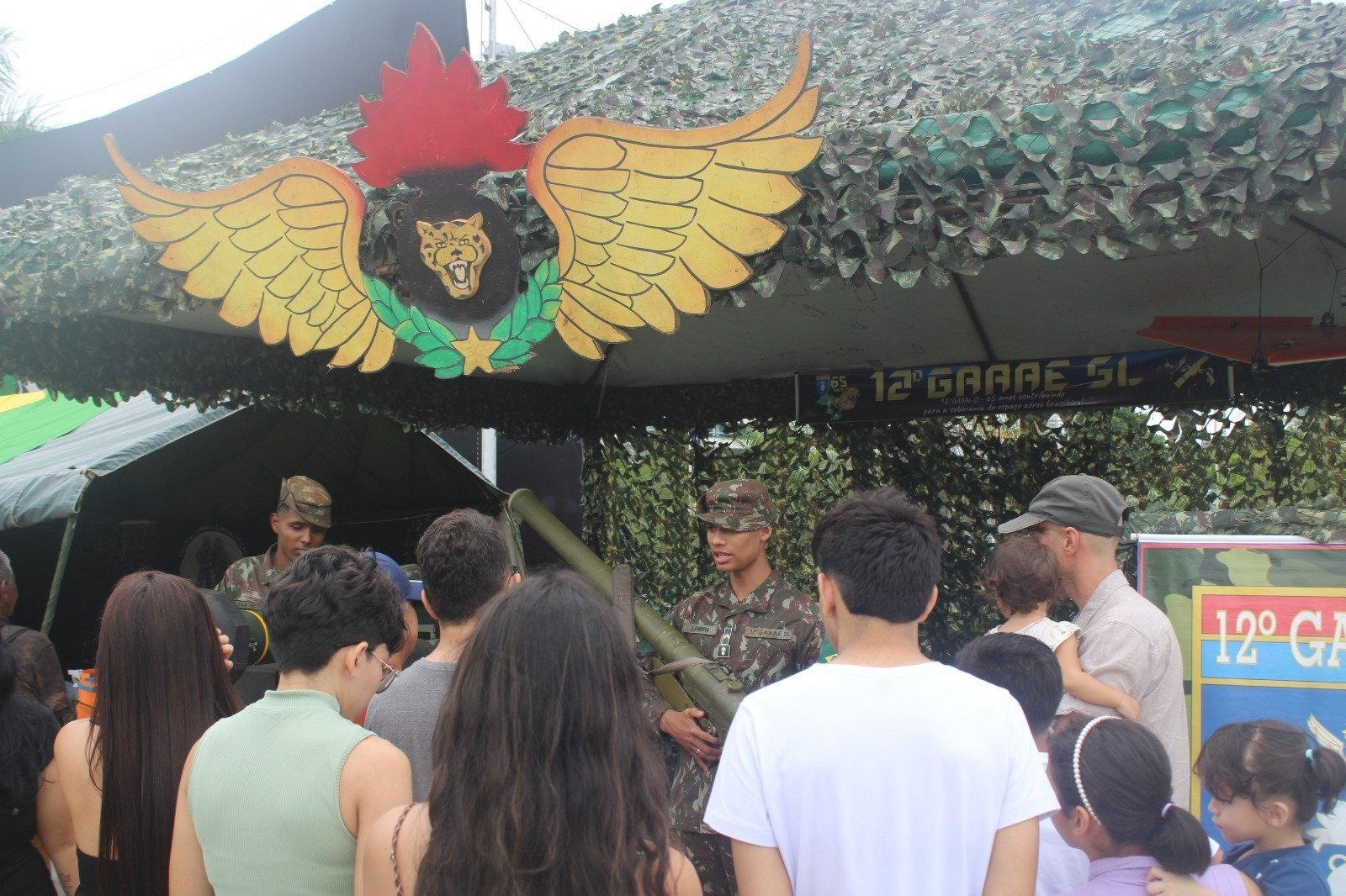 Militares do Exército Brasileiro realizam demonstração durante evento de cidadania na orla da Ponta Negra em Manaus.