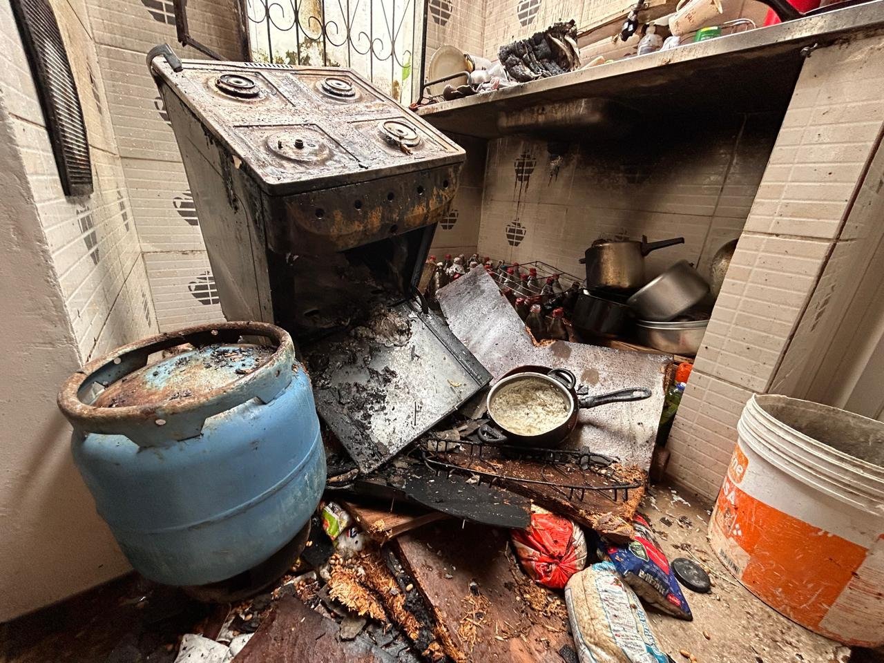 Bombeiros atendem ocorrência de explosão de gás em casa no bairro Petrópolis em Manaus