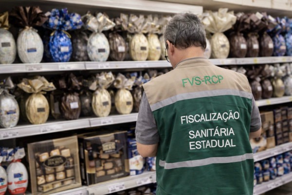 Pescados frescos armazenados em gelo para garantir a qualidade no consumo durante a semana santa.