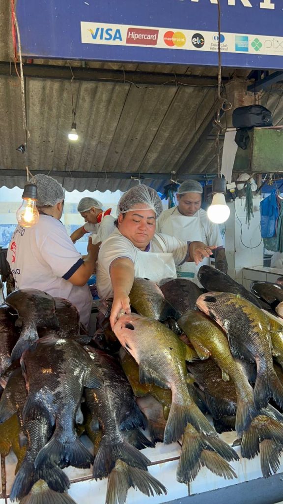 Movimentação de consumidores na Feira do Produtor em Manaus buscando peixes para a Sexta-feira Santa.