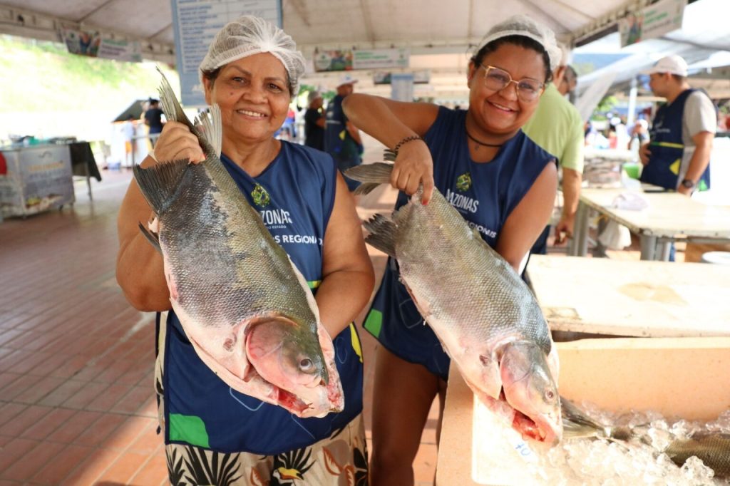 Venda de peixes frescos no Feirão do Pescado em Manaus para a Semana Santa