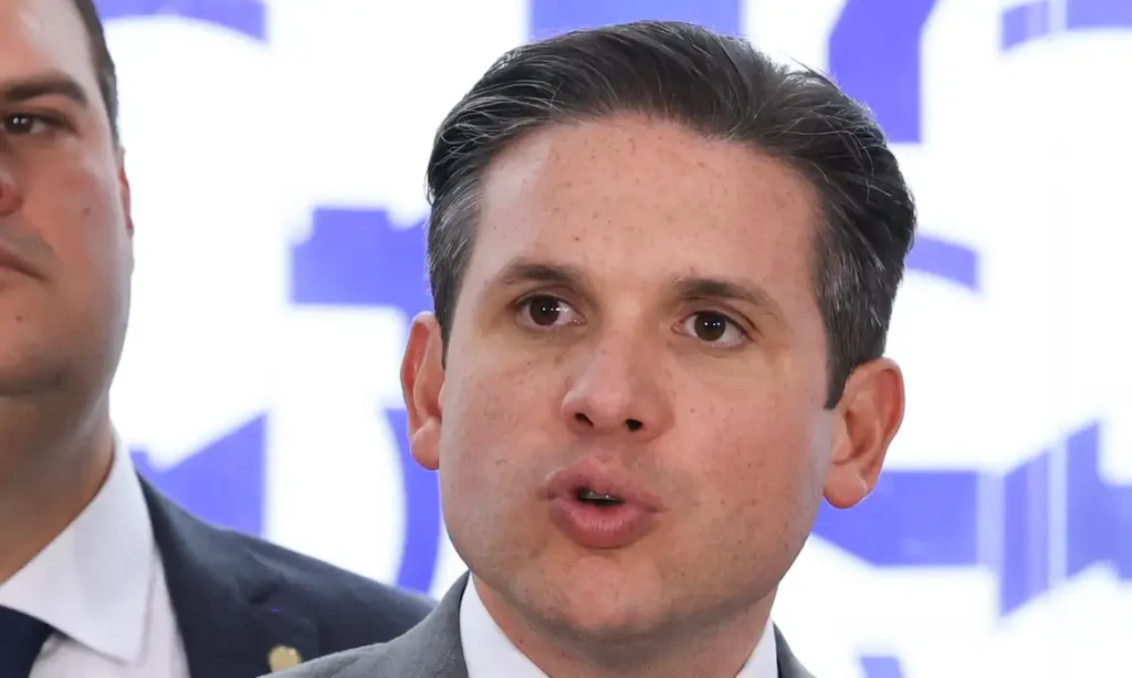 Presidente da Câmara Hugo Motta fala sobre a tramitação da PEC que propõe o fim da escala 6x1 no Brasil.