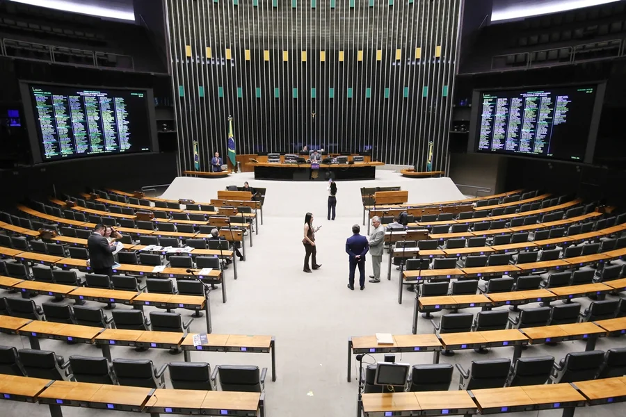 Vista geral do plenário da Câmara dos Deputados durante sessão legislativa em Brasília