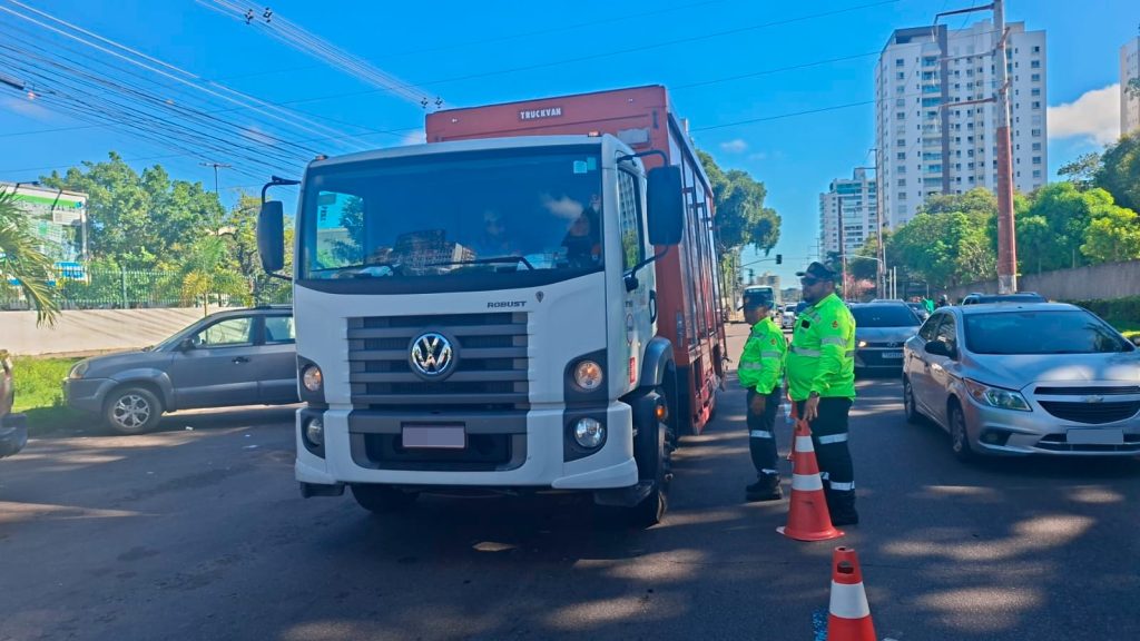 Fiscalização de trânsito com caminhões na avenida Mário Ypiranga Monteiro em Manaus