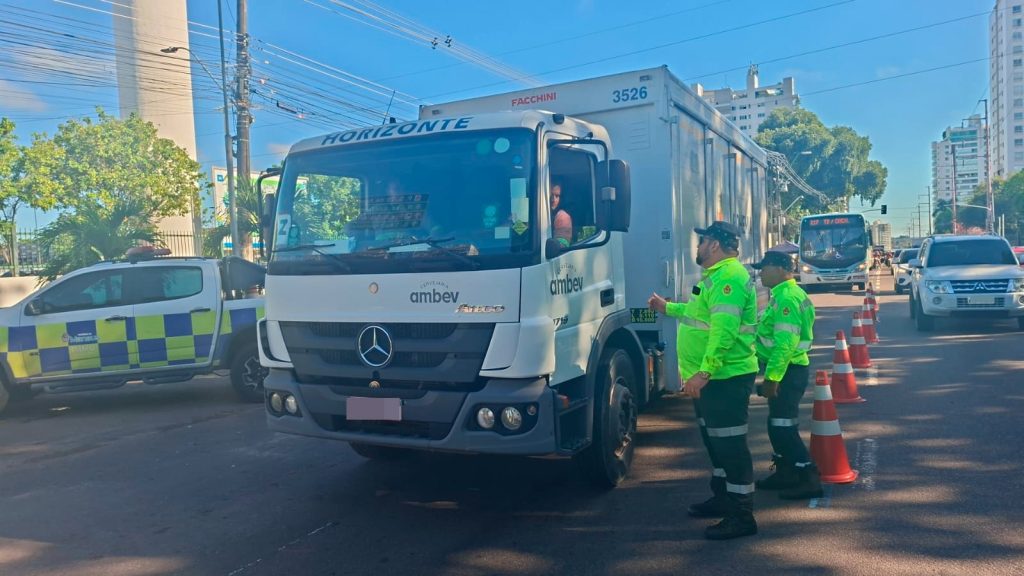 Fiscalização de trânsito com caminhões na avenida Mário Ypiranga Monteiro em Manaus