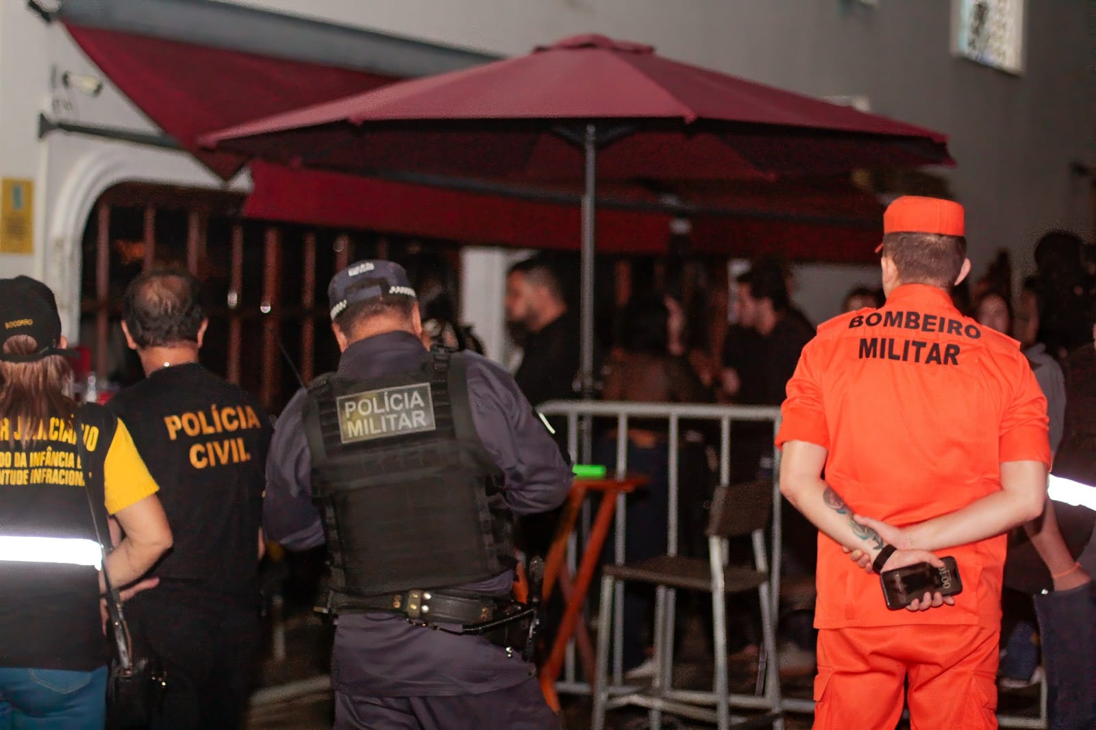 Agentes do corpo de bombeiros realizam fiscalização em bar clandestino localizado no bairro vieiralves em manaus