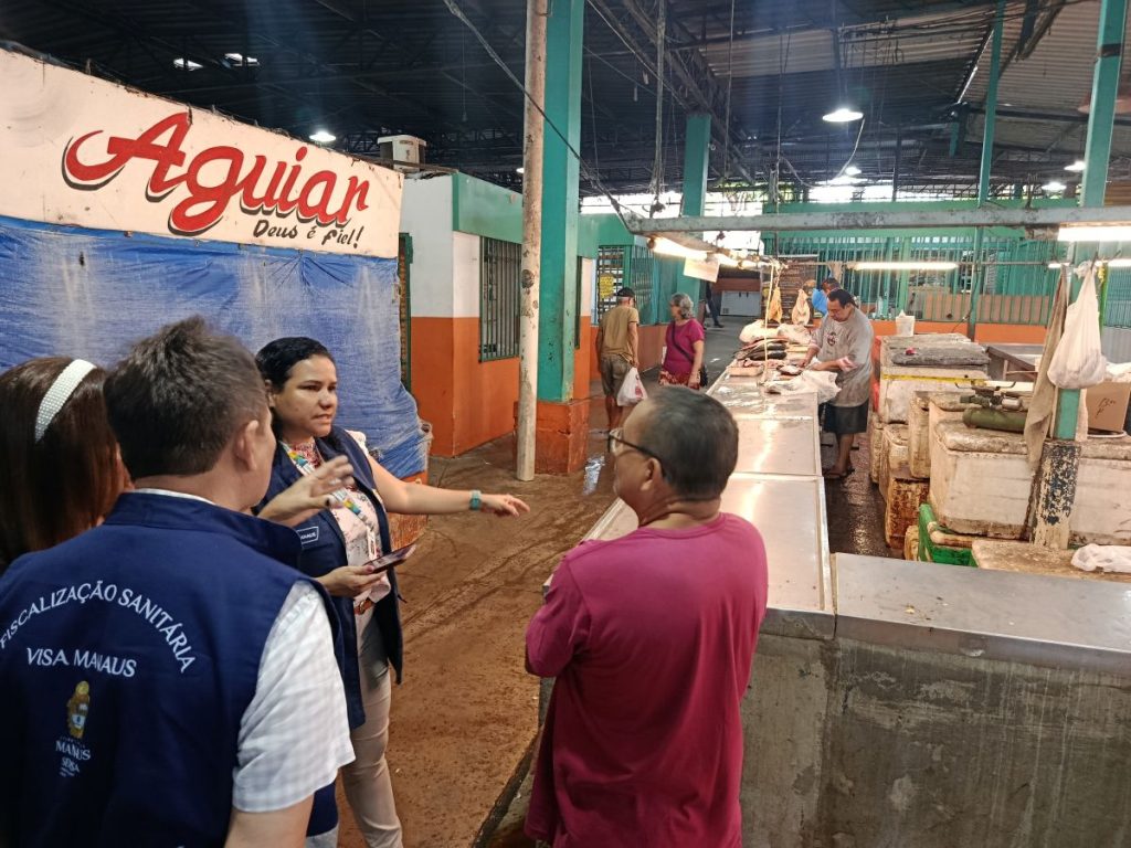 Agentes da vigilância sanitária fiscalizam banca de peixes em feira de Manaus