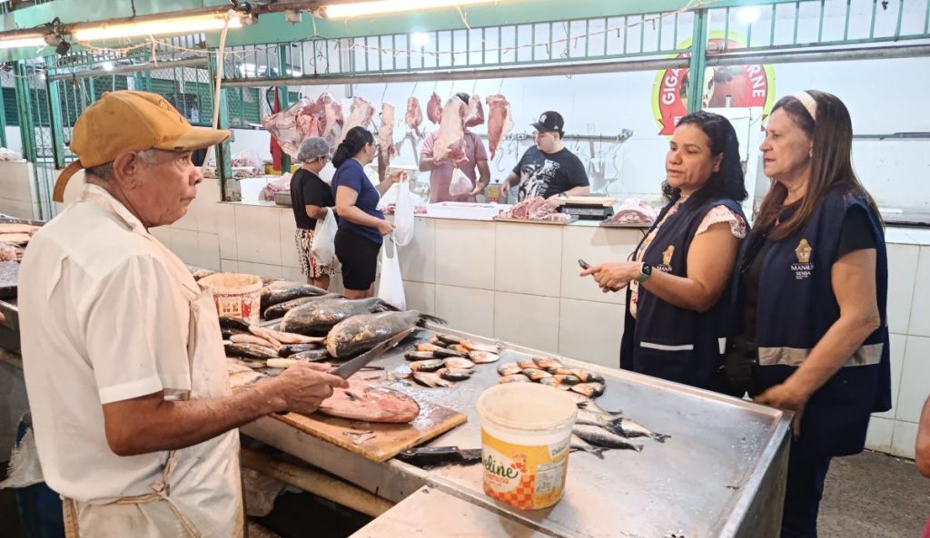Agentes da vigilância sanitária fiscalizam banca de peixes em feira de Manaus