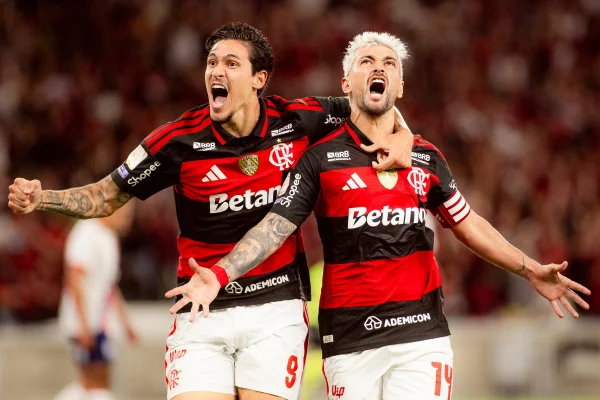 Jogadores do Flamengo em campo durante partida oficial pela Copa Libertadores da América.