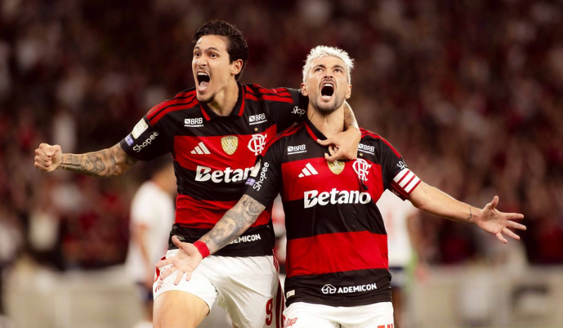 Jogadores do Flamengo comemoram gol contra o Vitória no estádio do Maracanã pela Copa do Brasil