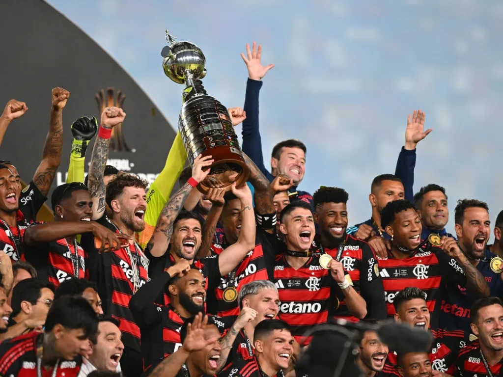 Jogadores do Flamengo em campo durante treinamento para estreia na Libertadores contra o Cusco FC