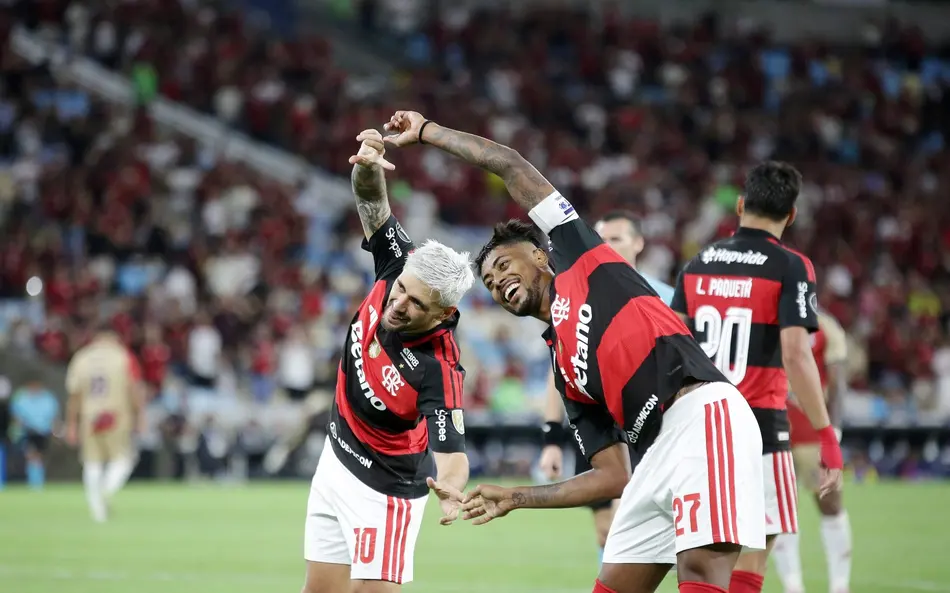 Jogadores do Flamengo comemoram gol durante partida contra o Independiente Medellín no Maracanã pela Libertadores.