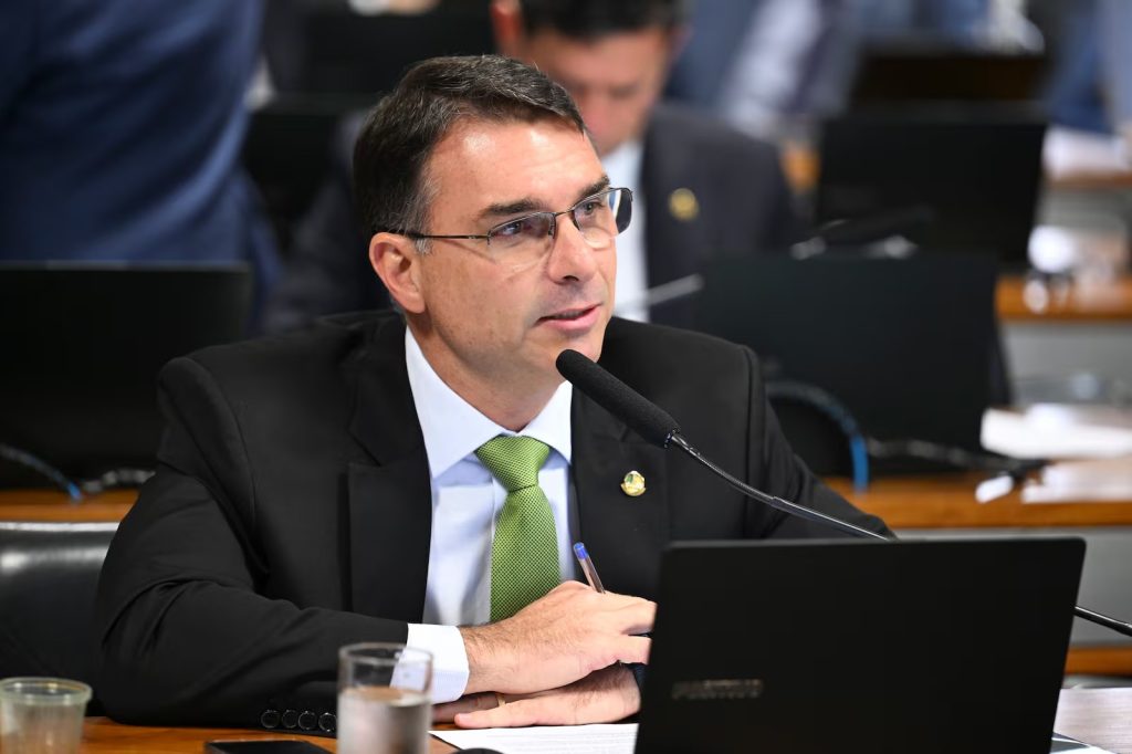 Flávio Bolsonaro durante sabatina no Senado