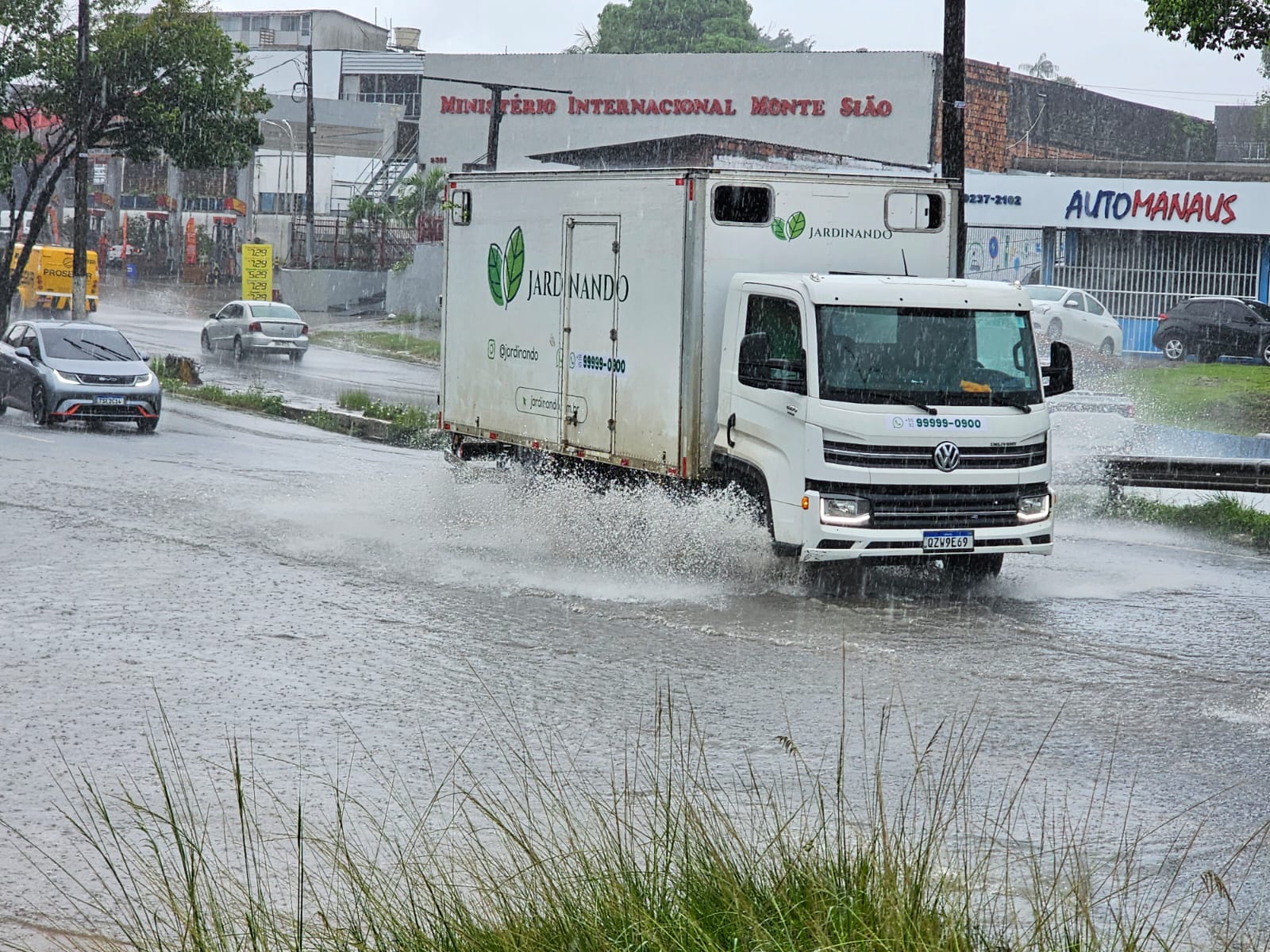 imagem de chuva em manaus com trânsito lento
