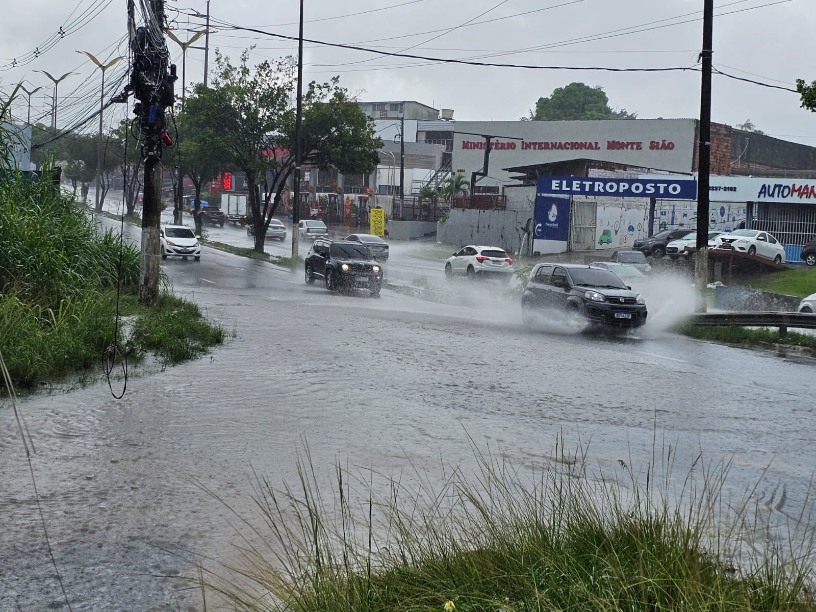 Equipes da Defesa Civil de Manaus realizando vistorias em áreas atingidas por fortes chuvas na capital amazonense.
