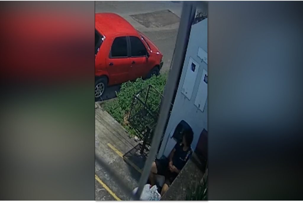 Câmera de segurança flagra homem furtando cabo de energia em lanchonete de Manaus