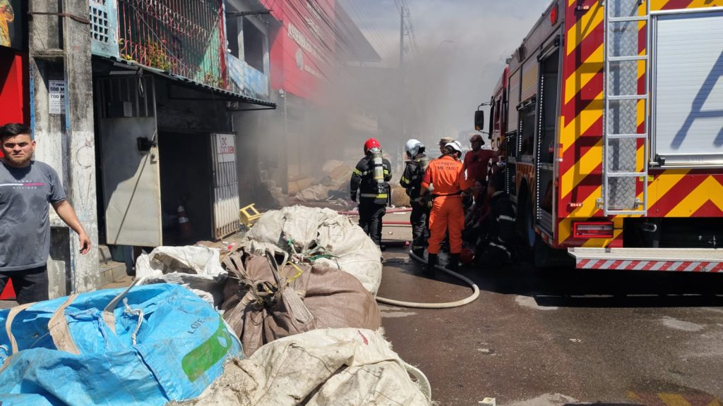 Galpão de reciclagem em chamas com fumaça preta intensa na Avenida Brasil em Manaus
