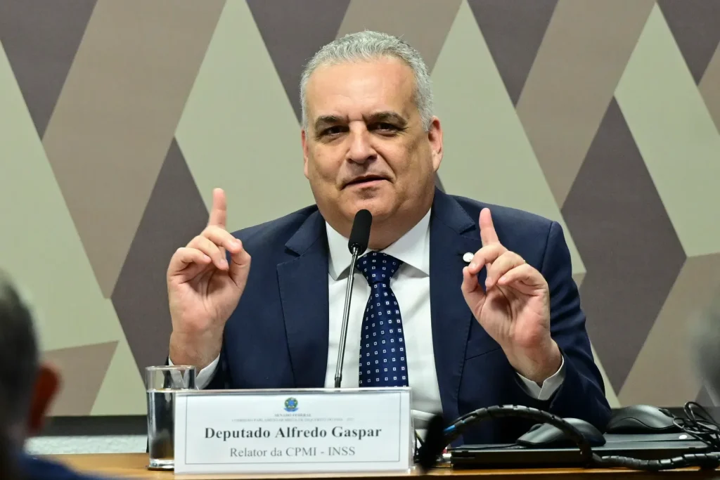 deputado federal alfredo gaspar em destaque durante sessao no senado federal