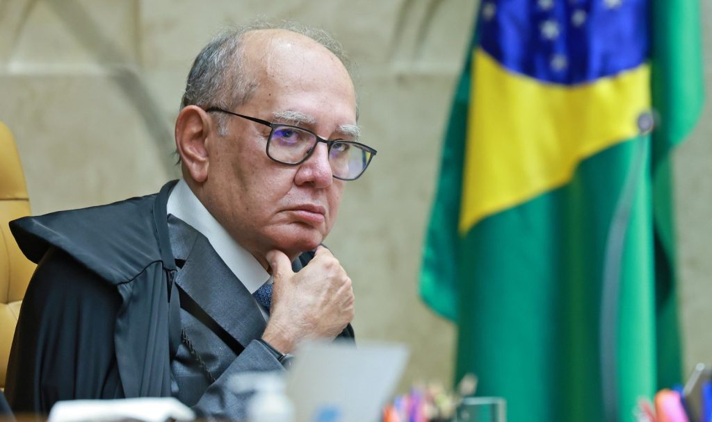 Fotografia do ministro Gilmar Mendes sentado no plenário do Supremo Tribunal Federal.