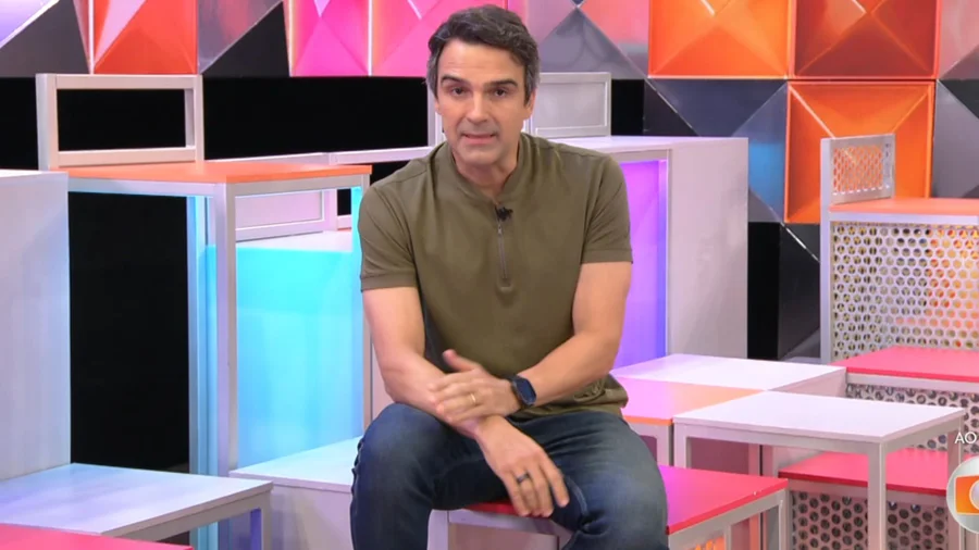 Montagem com foto de Oscar Schmidt e Tadeu Schmidt apresentando o programa Big Brother Brasil 26 na TV Globo.