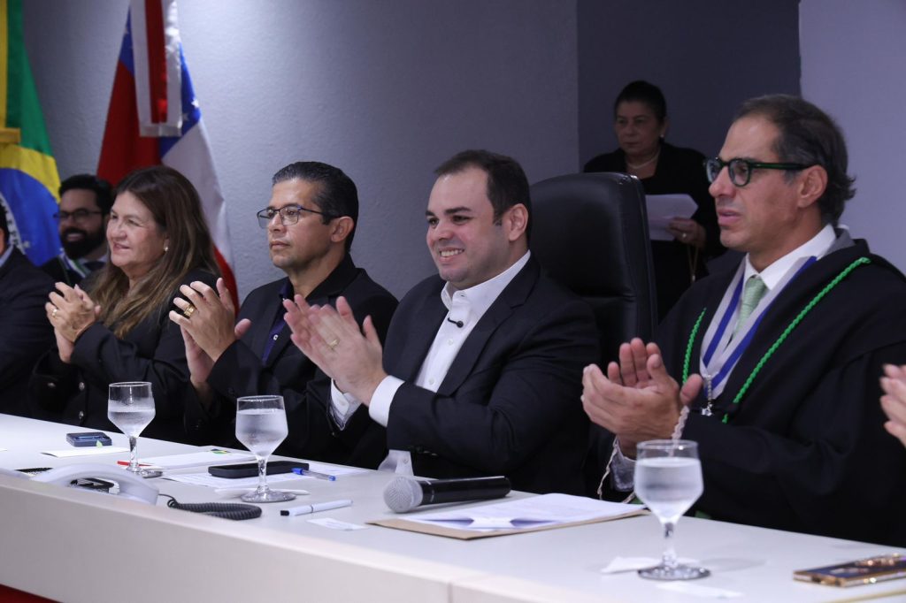 Roberto Cidade empossa novos defensores públicos da Defensoria Pública do Estado do Amazonas durante cerimônia oficial.