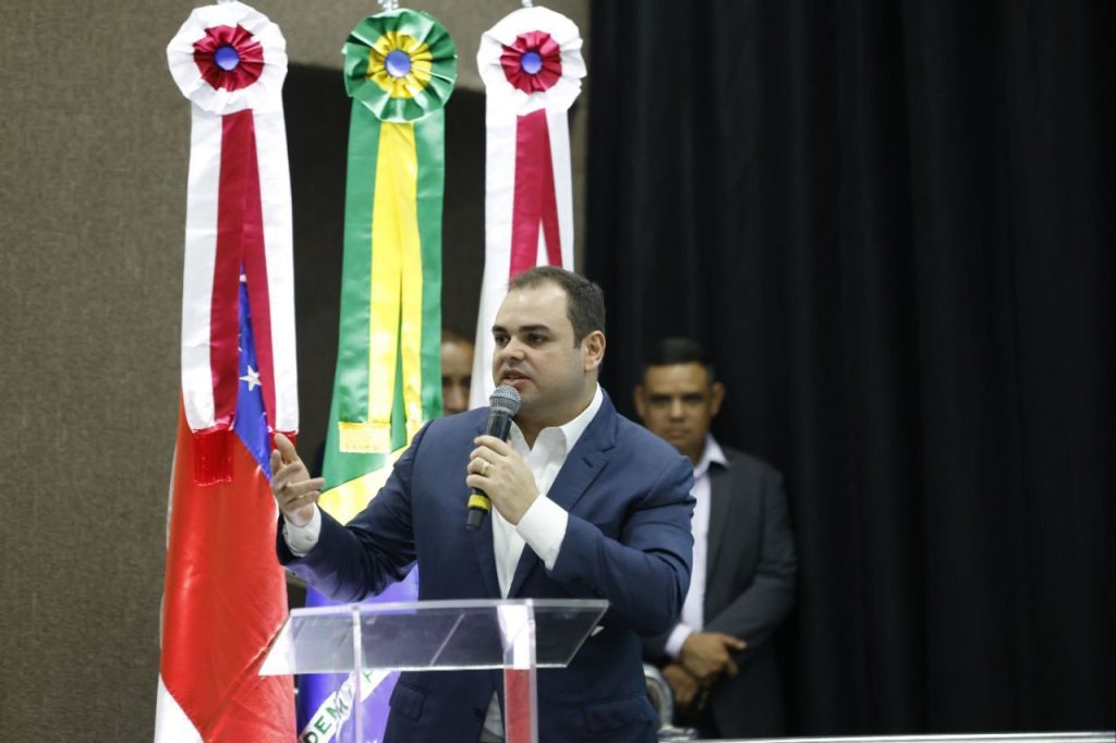 Foto de roberto cidade sendo empossado como governador tampão do amazonas