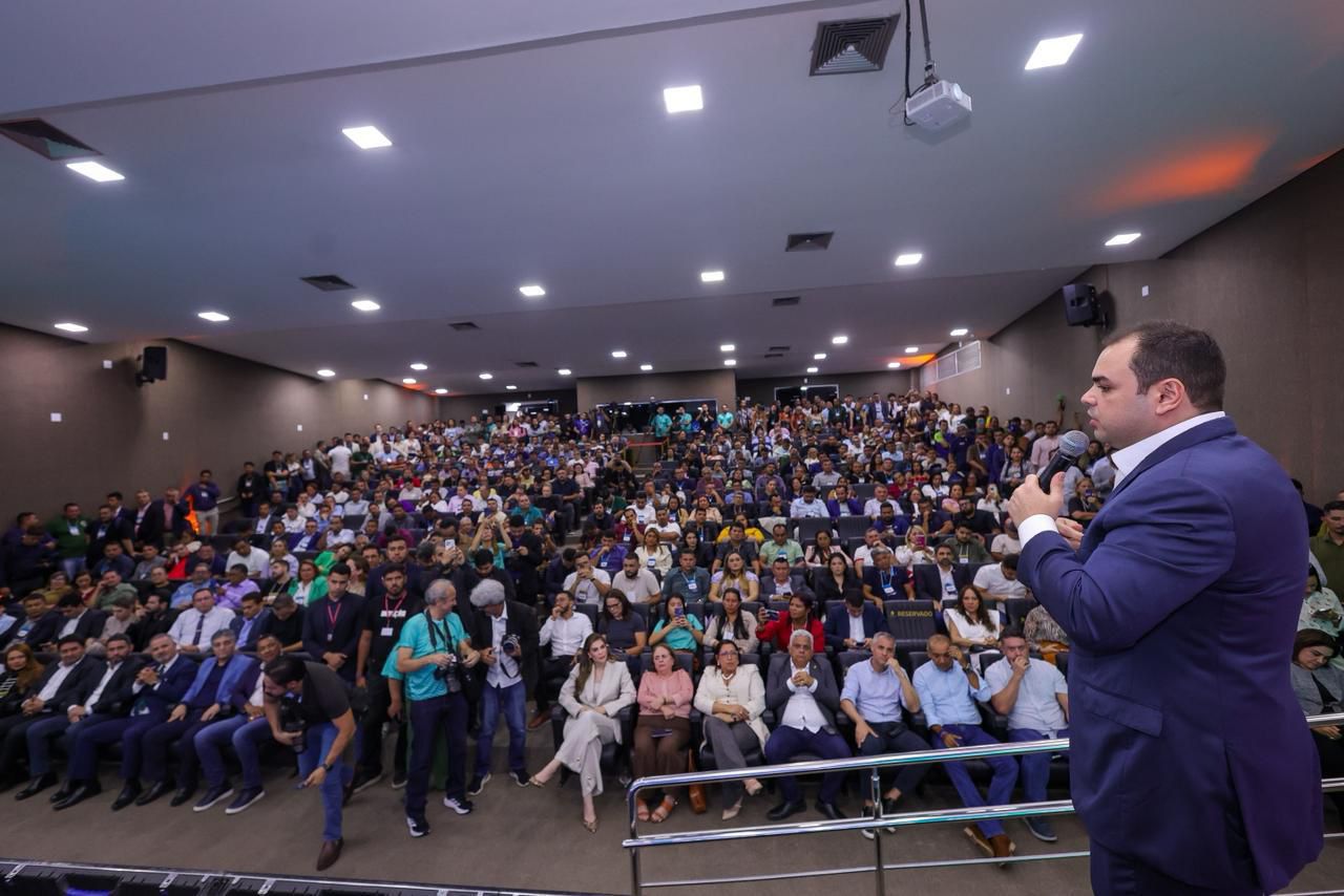 Governador interino Roberto Cidade durante a abertura do Feclam em Manaus com foco na capacitação de vereadores.