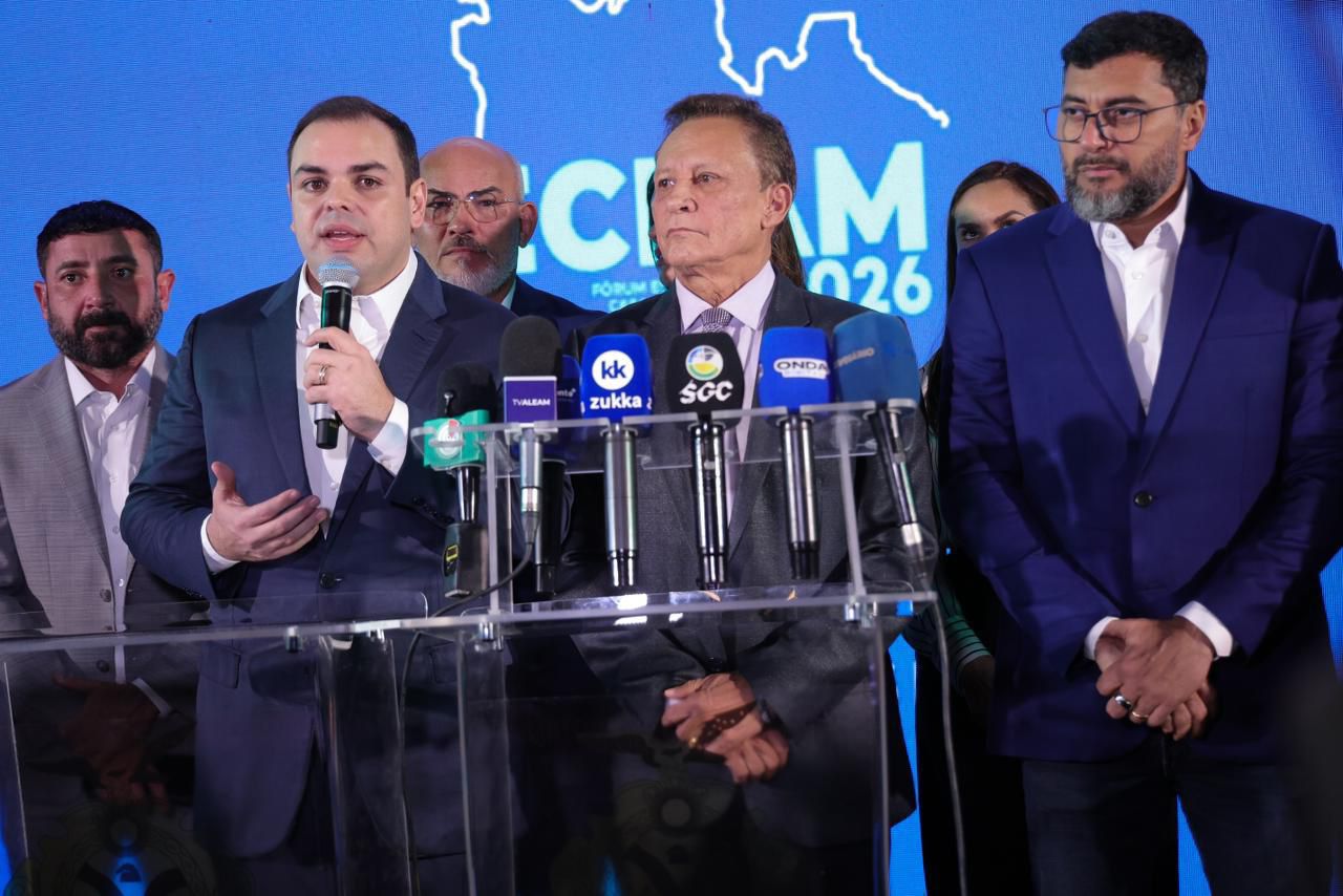 Governador interino Roberto Cidade durante a abertura do Feclam em Manaus com foco na capacitação de vereadores.