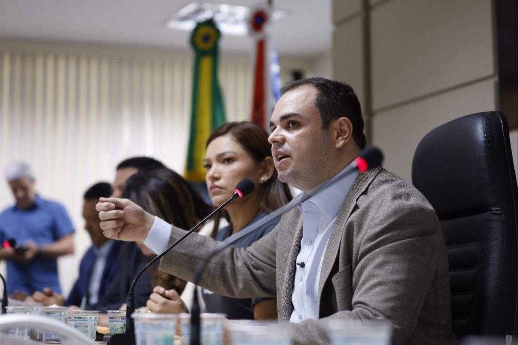 governador interino roberto cidade durante anuncio de promocao de novos policiais e bombeiros no amazonas
