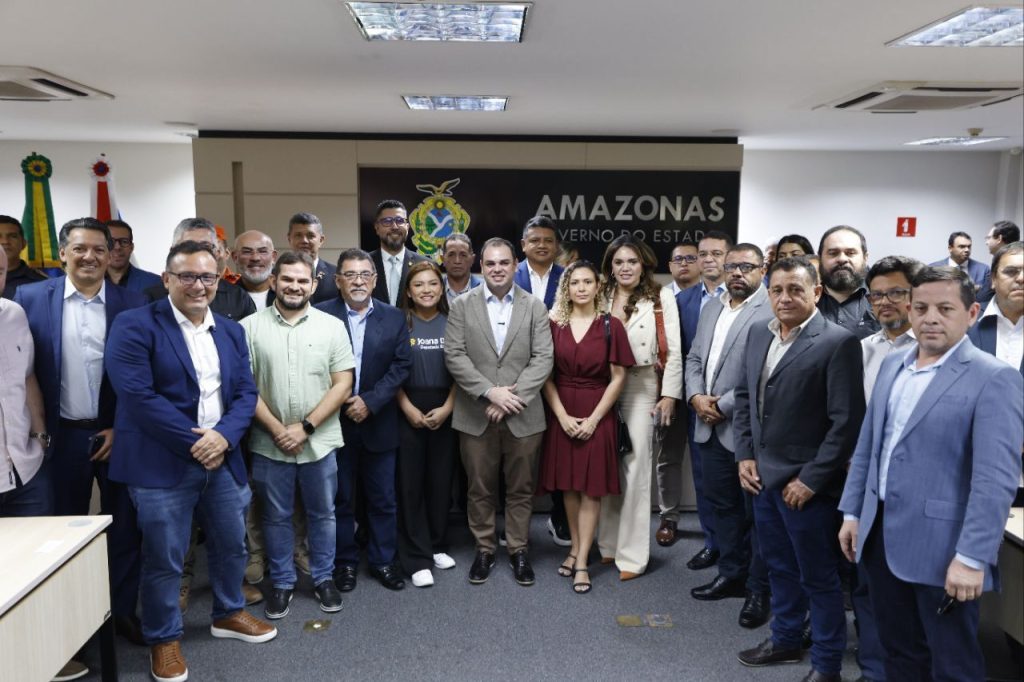 governador interino roberto cidade durante anuncio de promocao de novos policiais e bombeiros no amazonas
