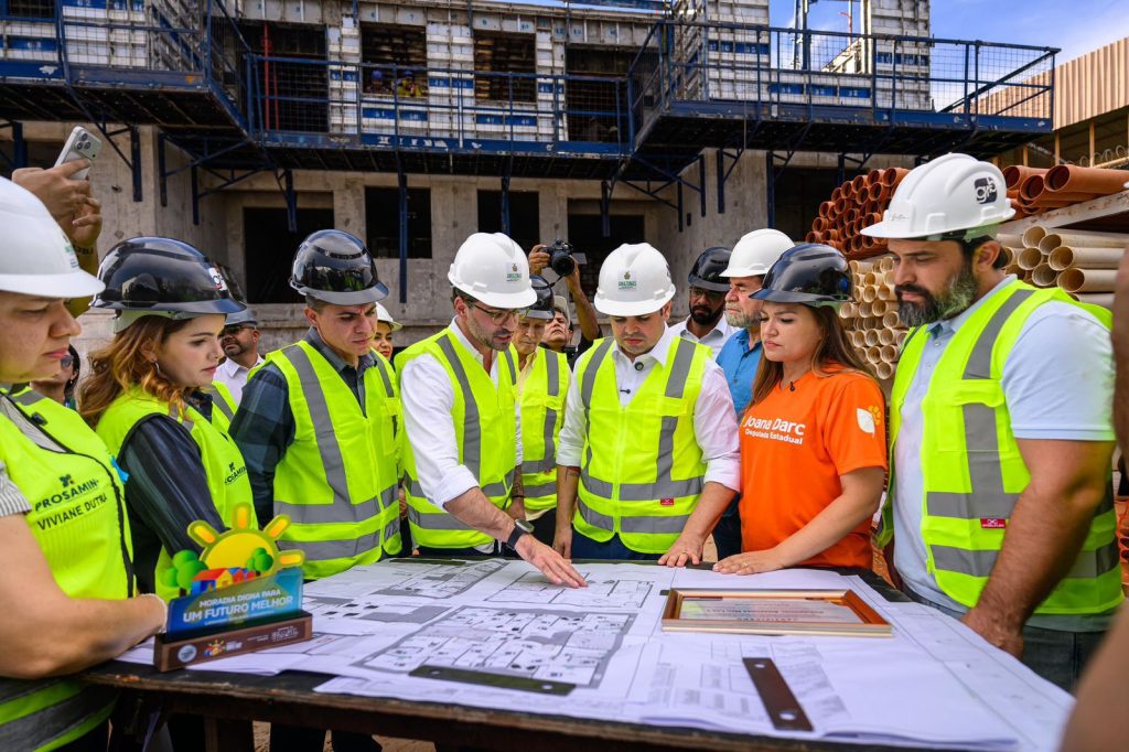 O governador interino Roberto Cidade realiza vistoria técnica nas obras de construção do Residencial Compensa em Manaus.