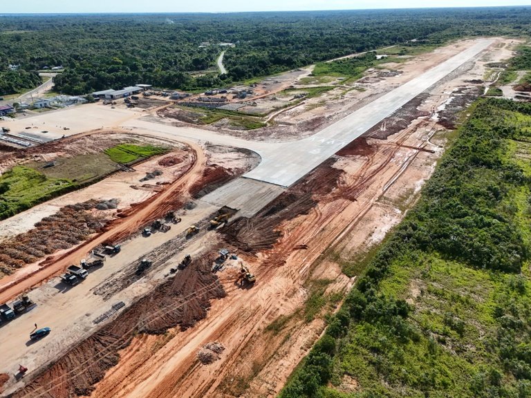 Vista aérea das obras de modernização e ampliação da pista do Aeroporto de Coari no interior do Amazonas.