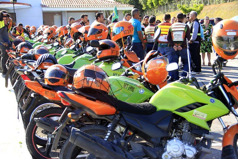 Governador Roberto Cidade entrega kits de segurança e anuncia vagas de capacitação para motociclistas em Manaus.