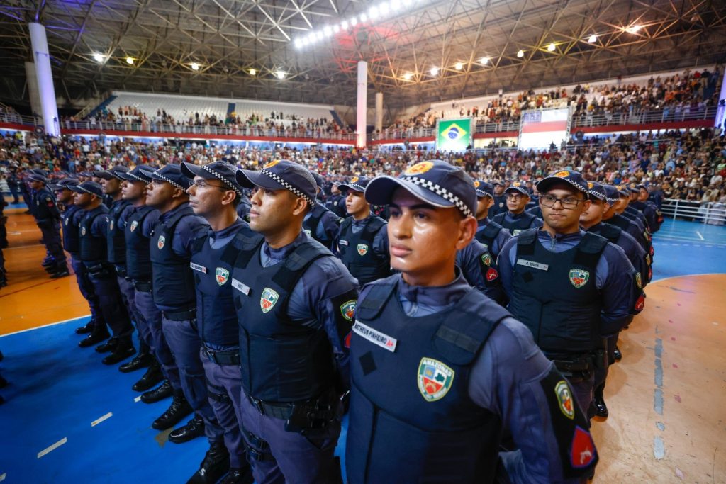 Novos soldados da policia militar e corpo de bombeiros do amazonas reunidos para anuncio do governo.