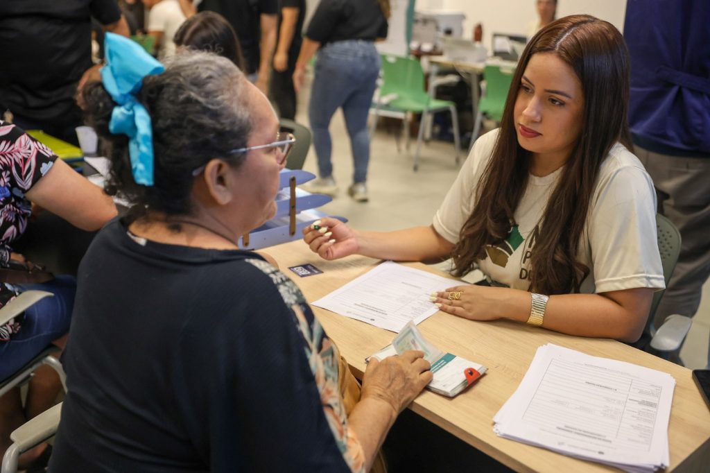 Entrega de títulos definitivos de imóveis em Manaus