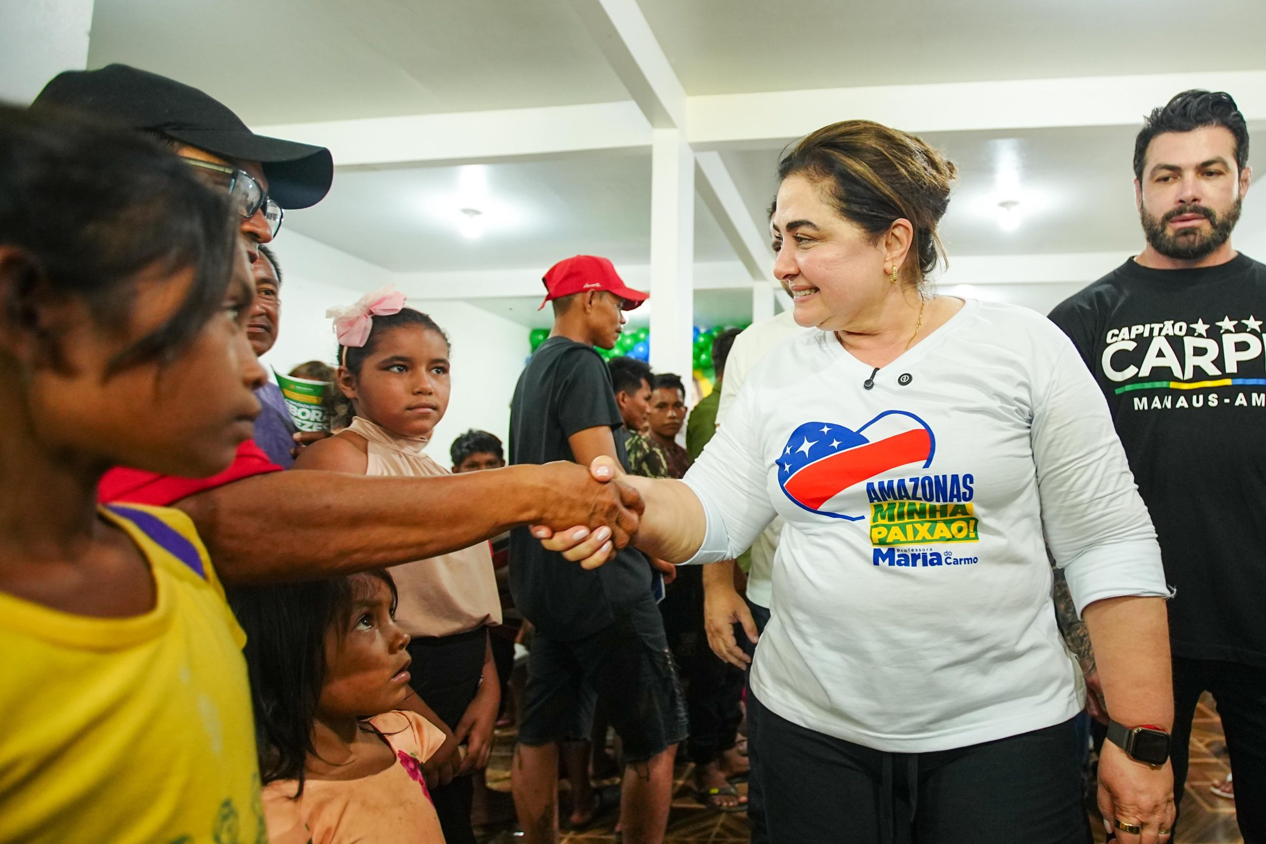Professora Maria do Carmo em reunião com moradores de Itamarati no Amazonas.
