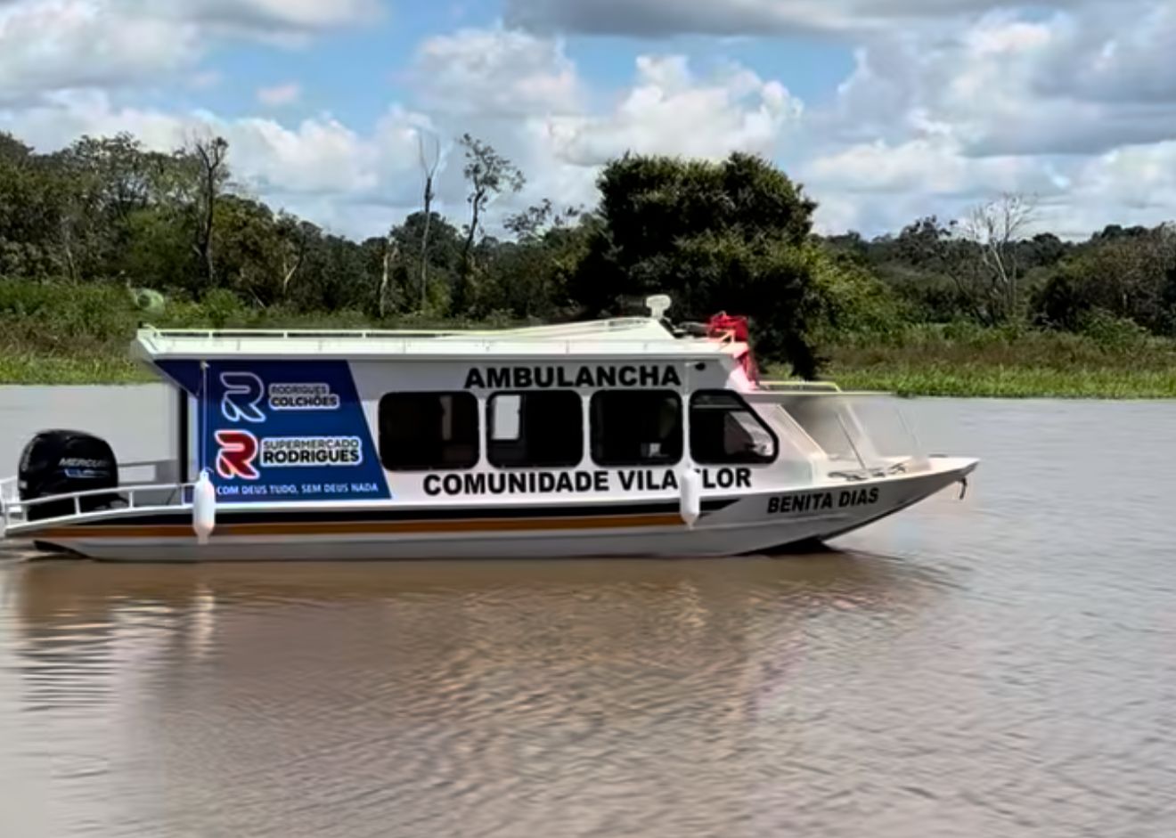 Entrega de nova ambulância para reforçar o atendimento de saúde na comunidade Vila Flor em Nova Olinda do Norte.