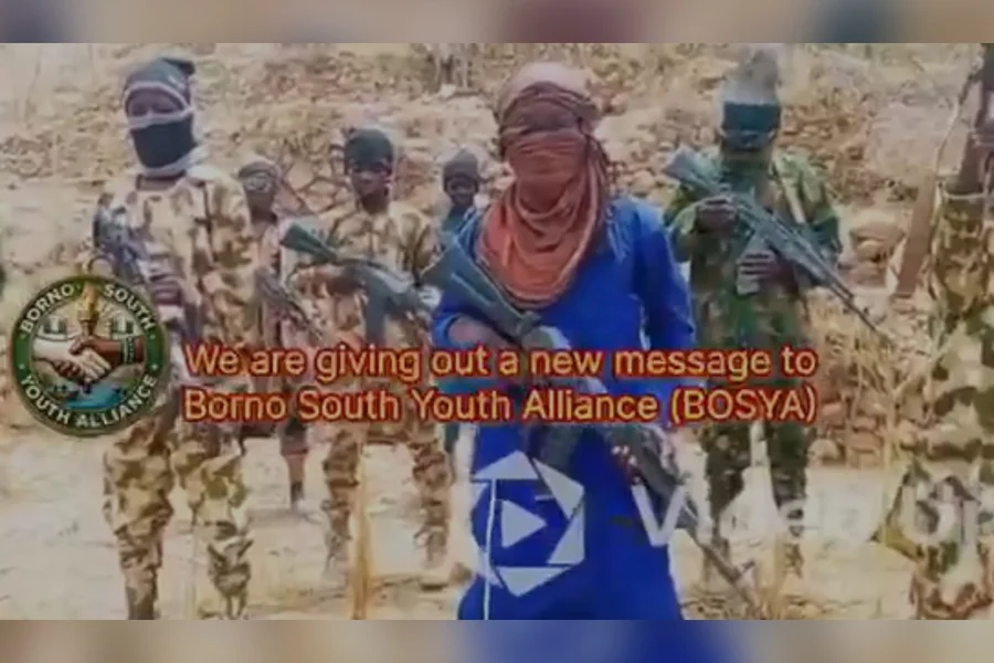Integrantes do grupo extremista Boko Haram aparecem armados em vídeo fazendo ameaças contra centenas de reféns na Nigéria.