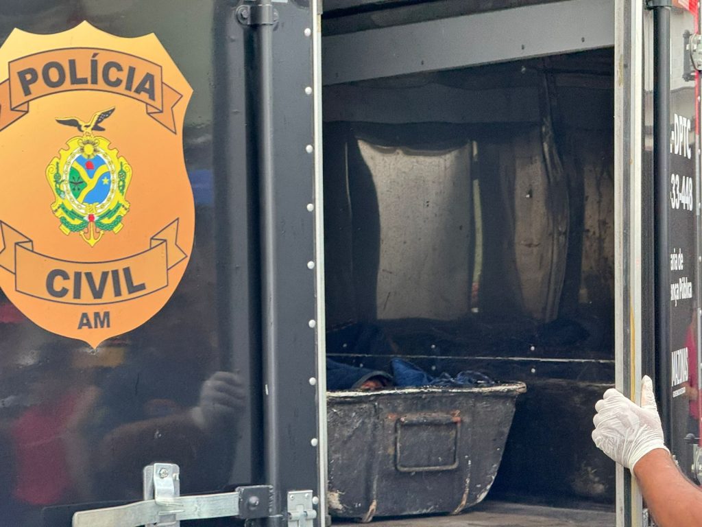 Foto da perícia da Polícia Civil do Amazonas no local do assassinato no bairro Cidade Nova.