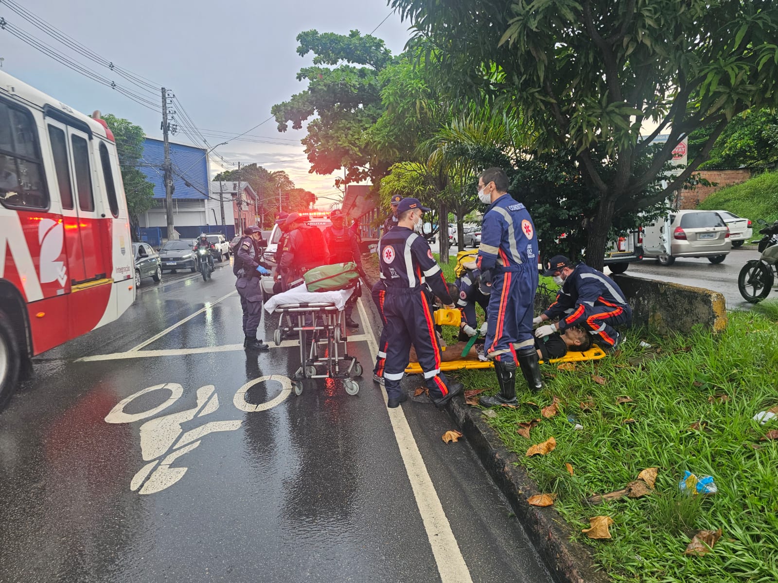 Homem baleado recebe atendimento médico do Samu na Avenida Cosme Ferreira em Manaus