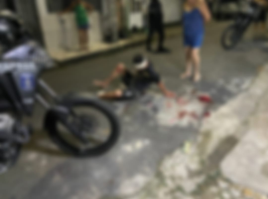 Homem recebe atendimento do Samu após ser agredido no bairro Praça 14 em Manaus