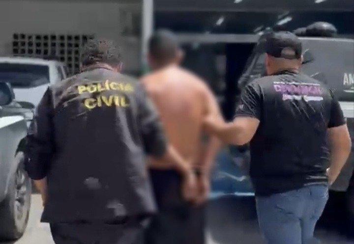 Policial civil do Amazonas durante ação de prisão por descumprimento de medida protetiva em Manaus.