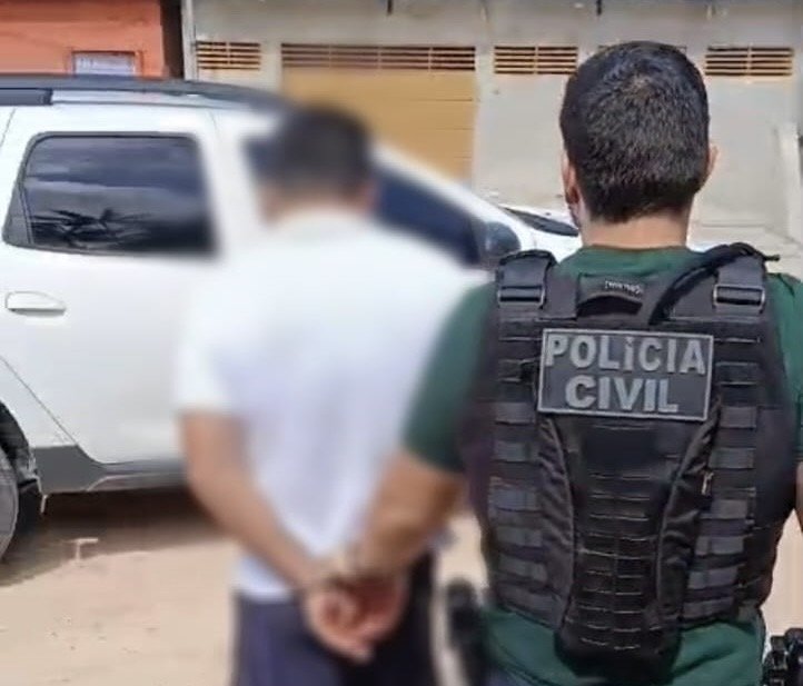 policiais civis durante operação de prisão por crimes contra menores em manaus