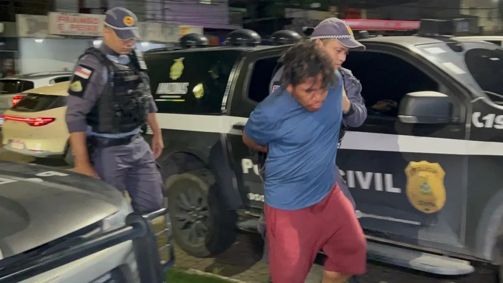 Policial militar realizando abordagem de suspeito em Manaus após agressão em estabelecimento comercial.